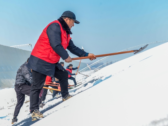 清理大棚积雪 保障农业生产(全媒体)(分(6494507)-20240226081040 清理大棚积雪 保障农业生产(全媒体)(分(6494507)-20240226081040