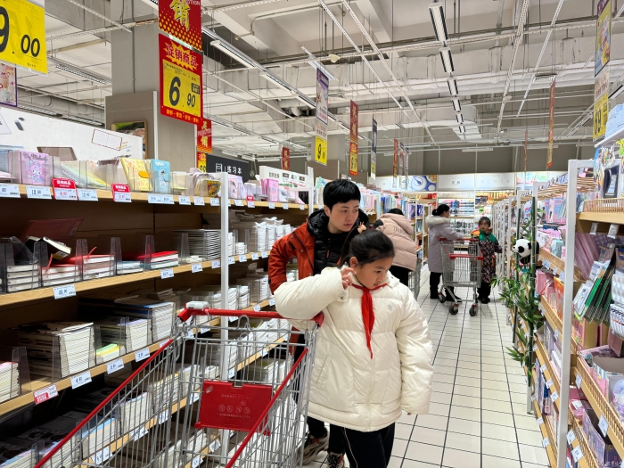 （全媒体）开学季催热&ldquo;开学经济&rdquo;，按需购(6533642)-20240228083809