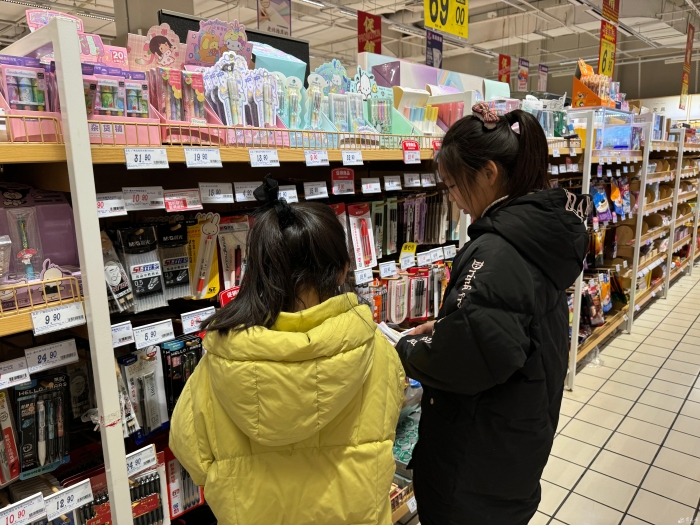 （全媒体）开学季催热&ldquo;开学经济&rdquo;，按需购(6533641)-20240228083822