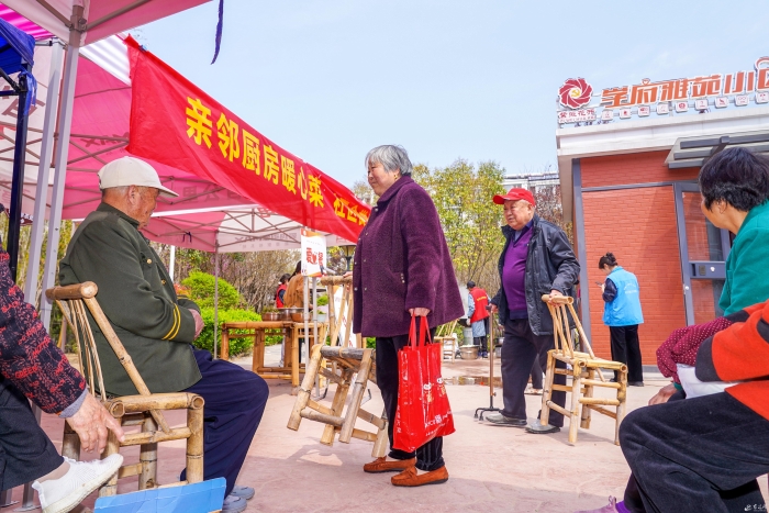 &ldquo;流动食堂&rdquo;飘出&ldquo;家&rdquo;味道（全媒体）(分(7184726)-20240411092857