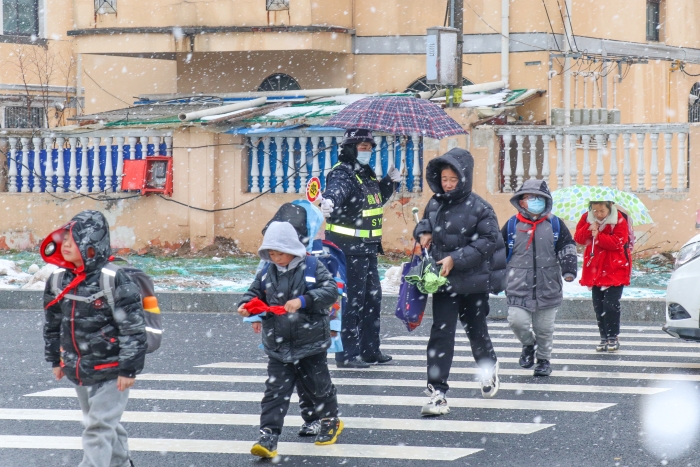 29《雪中护学守平安》
