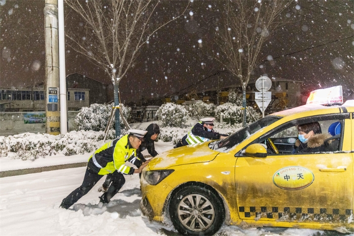 20《交警雪夜执勤》3
