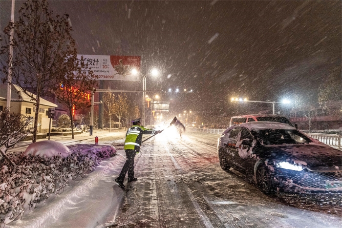 20《交警雪夜执勤》4