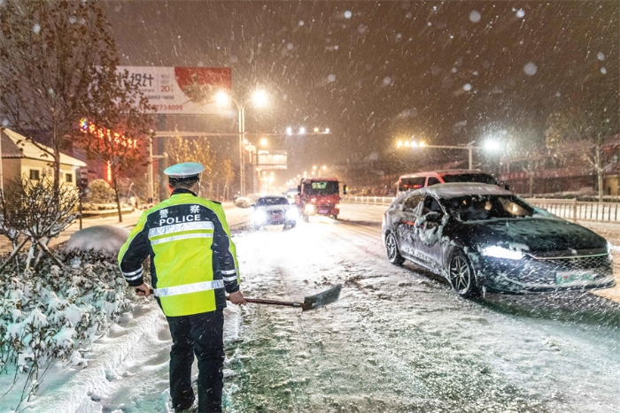 20《交警雪夜执勤》5