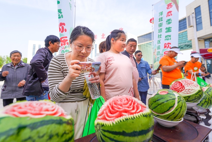 解锁“吃瓜”新姿势(全媒体)(分离图)解(7643928)-20240514082821 解锁“吃瓜”新姿势(全媒体)(分离图)解(7643928)-20240514082821