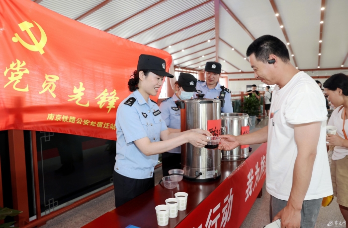 （全媒）夏日炎炎，宿迁铁警为旅客送上清凉(8905482)-20240805085202
