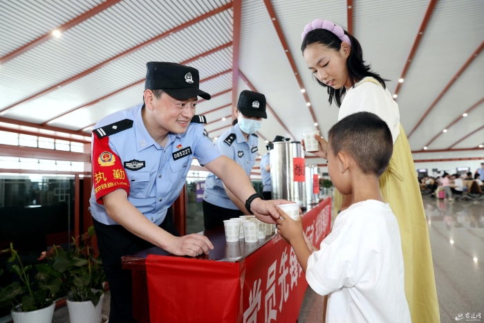（全媒）夏日炎炎，宿迁铁警为旅客送上清凉(8905486)-20240805085140