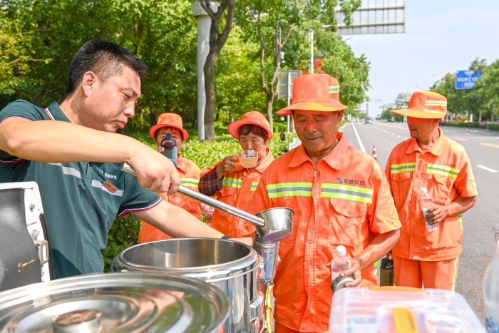 “流动清凉车” 一线送清凉(全媒体)(分(8967017)-20240807113119 “流动清凉车” 一线送清凉(全媒体)(分(8967017)-20240807113119