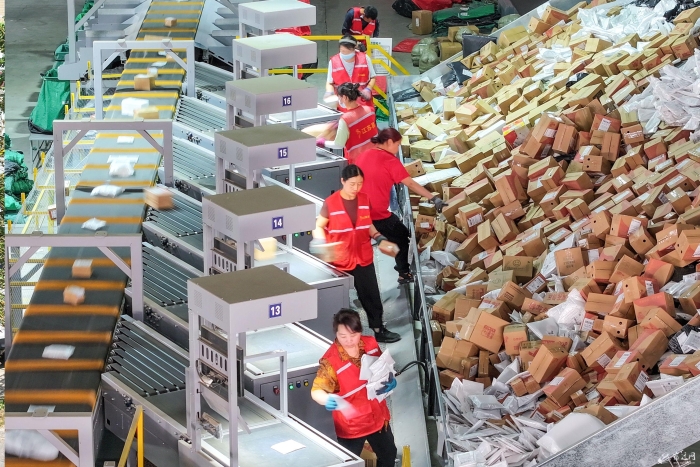市场消费回升 快递业务繁忙（报纸）(2789104)-20230525084656