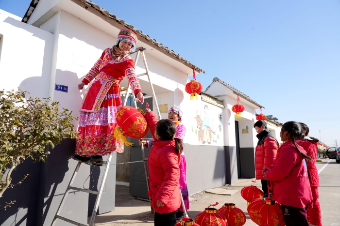 挂灯笼迎新春(11451448)-20250118085928 挂灯笼迎新春(11451448)-20250118085928
