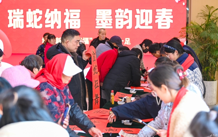 （百名记者进小区）义写春联送祝福(分离图(11495869)-20250122102111
