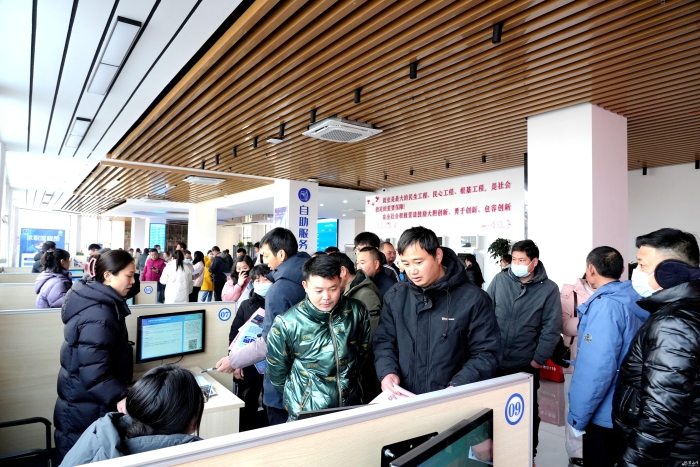(全媒体)图说|零工市场招聘忙(分离图)(11750205)-20250214083224 (全媒体)图说|零工市场招聘忙(分离图)(11750205)-20250214083224
