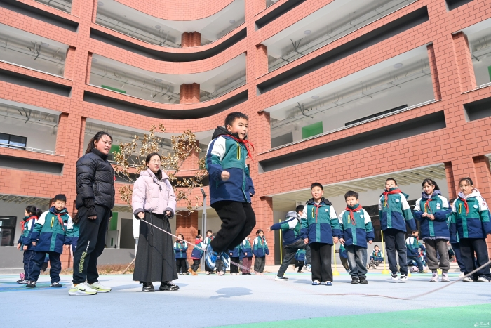课间&ldquo;一刻钟&rdquo;&ensp;活力满校园（全媒体）(分(11879783)-20250225083715