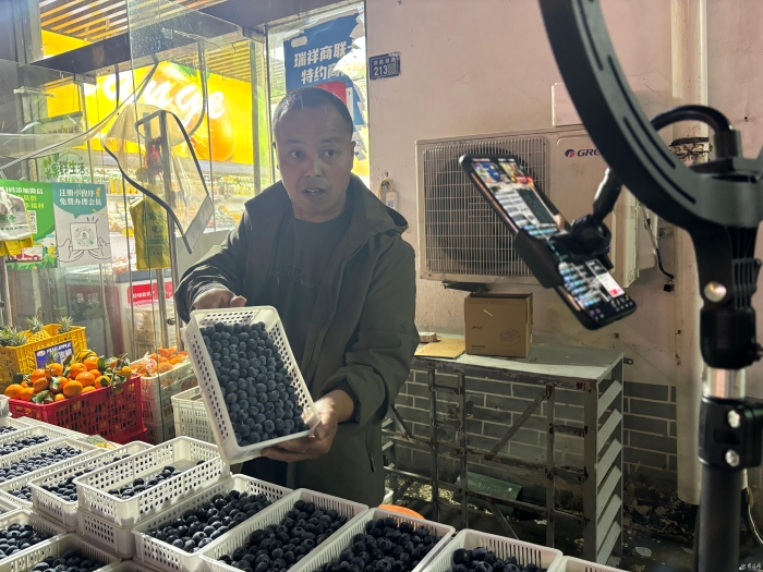 （全媒体）菜市场、水果店&hellip;&hellip;零售行业纷纷(12764151)-20250424085742