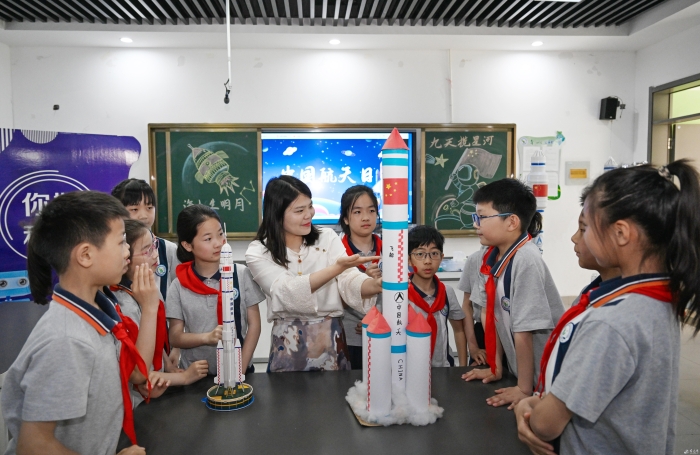 航天科普进校园 点燃少年科技梦(分离图)(12783456)-20250425083540