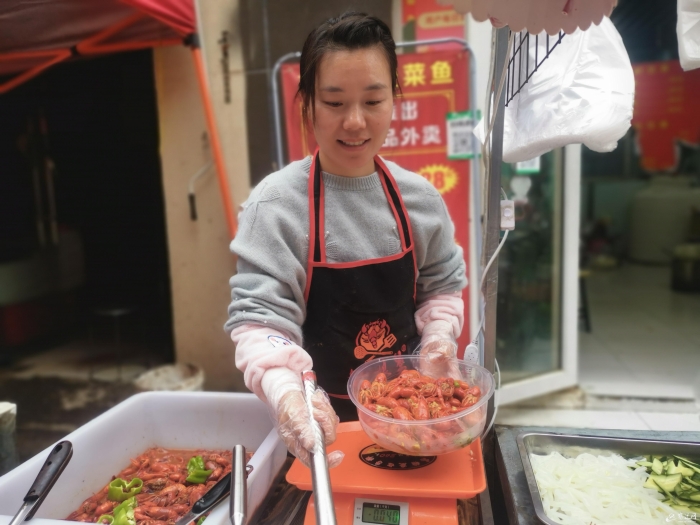 （全媒体）小龙虾火爆来袭，多种口味点燃味(12783412)-20250425084810