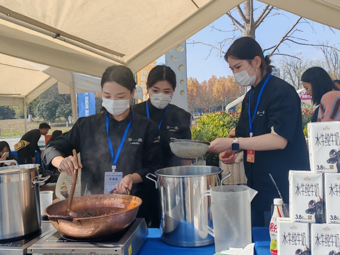 （报纸）烟火与热爱共燃：&ldquo;宿超大集&rdquo;与市(15535630)-20251201090454